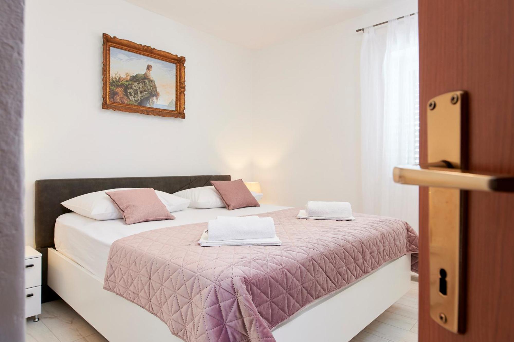 Apartments & Rooms Zaja Трогір Номер фото