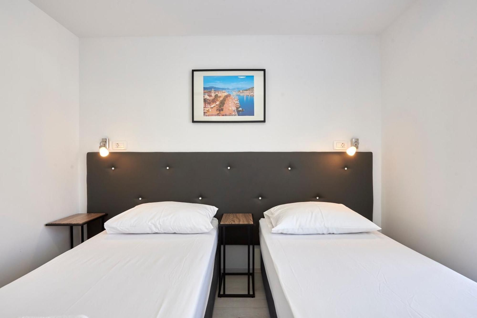 Apartments & Rooms Zaja Трогір Номер фото