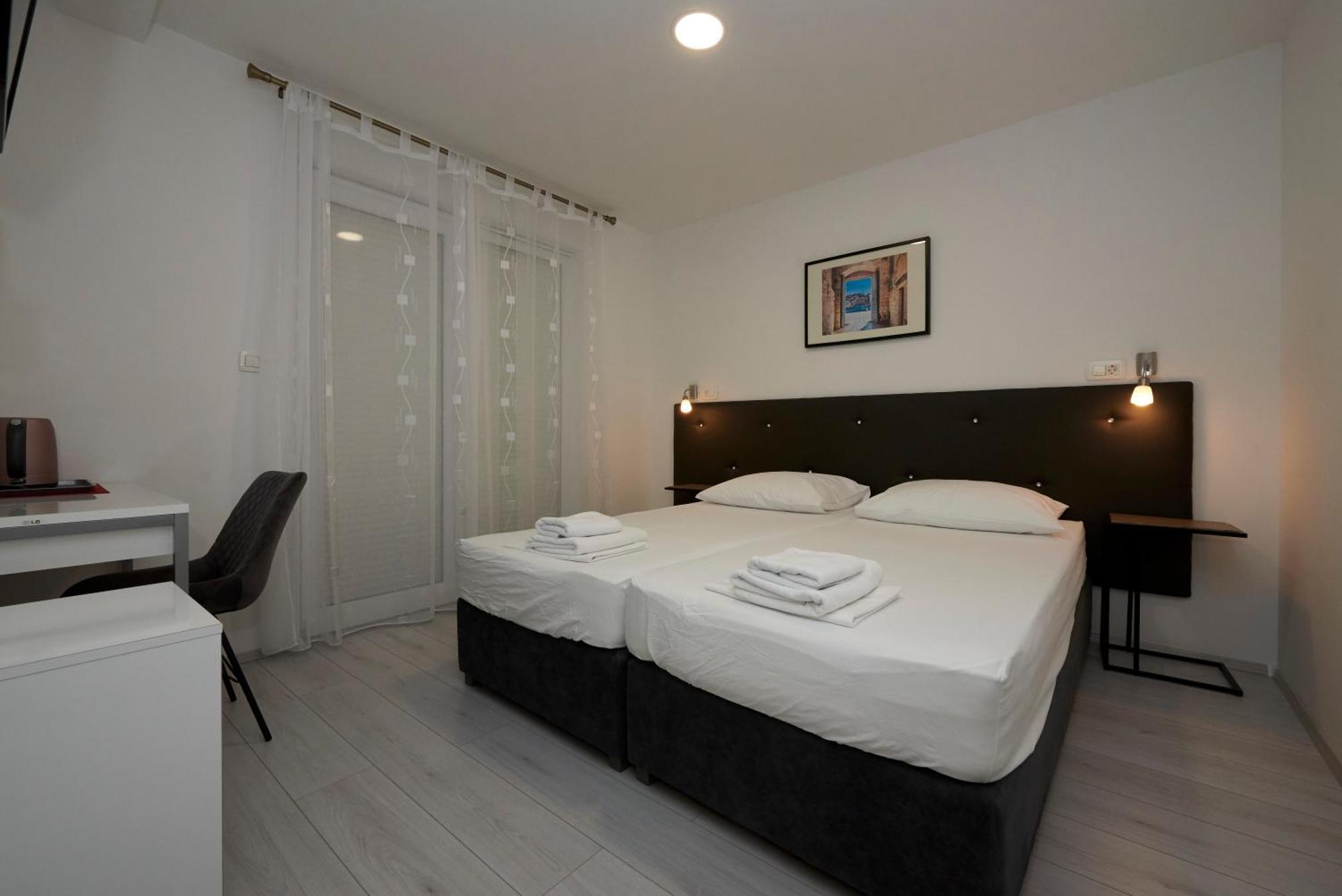 Apartments & Rooms Zaja Трогір Номер фото